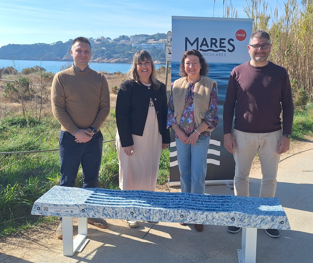 L'Ajuntament de Sant Feliu ha rebut un banc fet amb plàstic reciclat del projecte "Mares circulares"