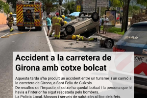 Accident a la carretera de Girona amb cotxe bolcat